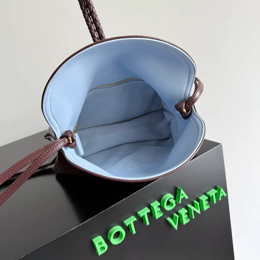Batch 1520 Inspired by the 1970s, the Bottega Veneta women's logo shoulder bag has a smooth leather surface that brings a clean and handsome feel, just like the neatness and tenacity of a working woman. The front buckle has high-quality hardware pendant body, the overall retro elegance, and the excellent leather feels soft. This Bottega Veneta series can be described as beautiful, weakening the complexity of the outfit, not competing for it, and only using the best quality to interpret itself. Style number: 806030 (small size) Size: 27*16*6cm